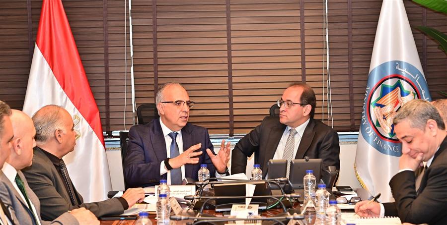 المالية والري تبحثان تمويل التحول إلى أنظمة الري الحديث